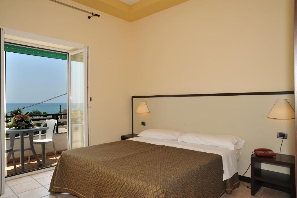 Cala Saracena Resort Torre Vado Room photo